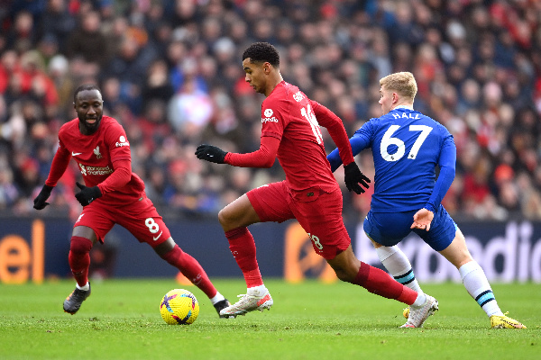 Mshambualiaji wa Liverpool, Cody Mathès Gakpo akimtoka kiungo wa Chelsea