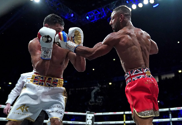 Kell Brook (Mwenye Bukta nyekundu) akimsukumia Konde Khan