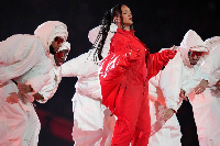 Rihanna akipafomu kwenye Onesho la Super Bowl