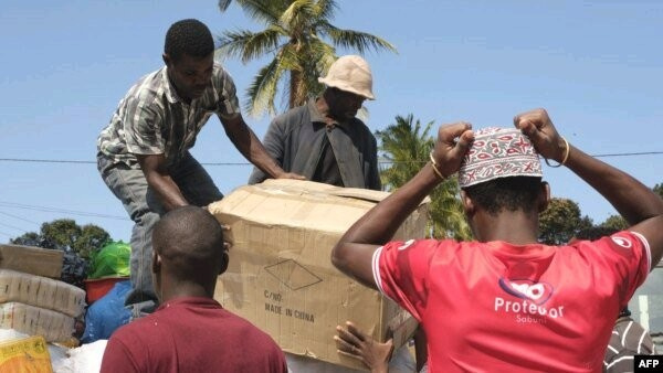 Wakaazi wa jimbo la Cabo Delgado wakishusha mizigo wakati walipokuwa wakirejea katika eneo hilo Sept