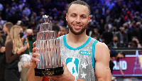 Stephen Curry akiwa ameshikilia tuzo yake ya KIA NBA MVP All Stars 2022