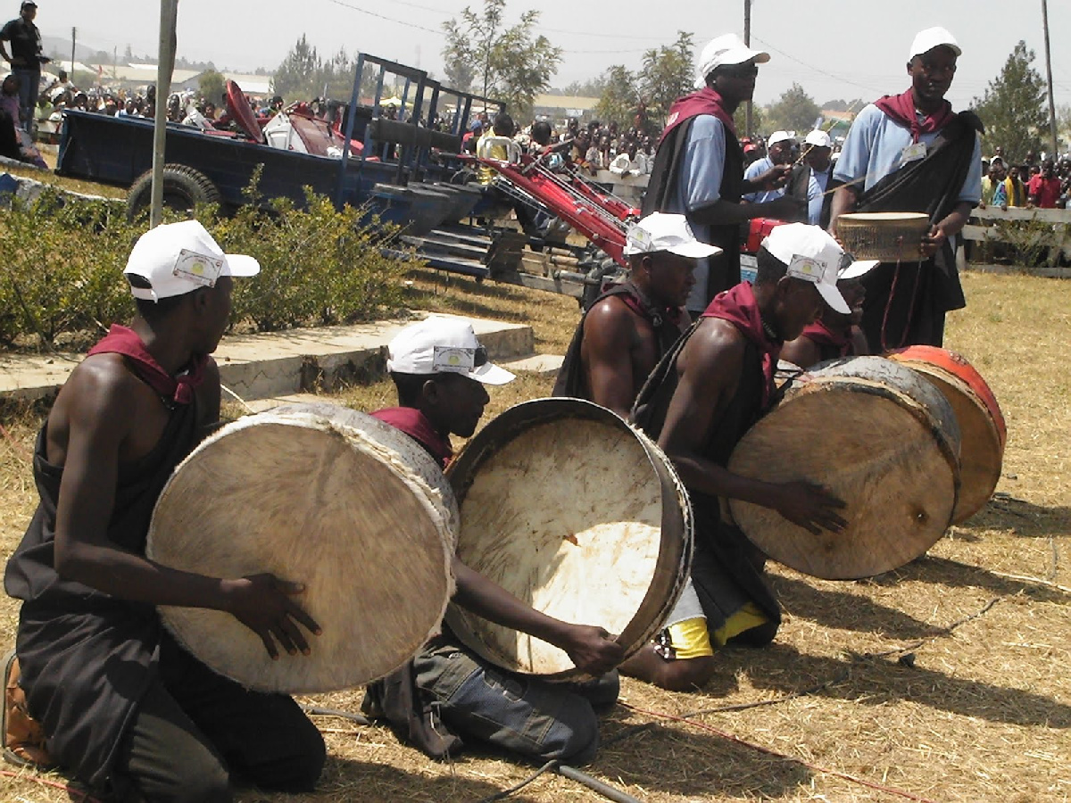 Wapimbwe walivyojipamba na mila zao