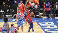 Nyota wa Philadelphia 76ers, Ben Simmons akiruka juu na kutupia mpira kwenye kikapu