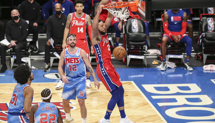 Nyota wa Philadelphia 76ers, Ben Simmons akiruka juu na kutupia mpira kwenye kikapu