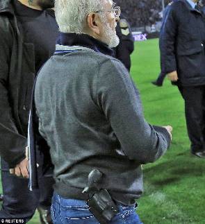 4631 4A19EA6300000578 5488719 PAOK Chairman Ivan Savvidis Walked Onto The Field Carrying A Gun M 176