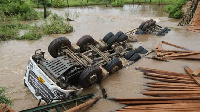 Lori latumbukia mtoni, mmoja afariki Dunia