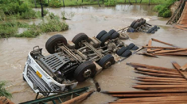 Lori latumbukia mtoni, mmoja afariki Dunia