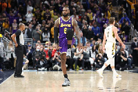 Nyota wa LA Lakers , Le Bron James akishangilia dhidi ya Indiana Pacers