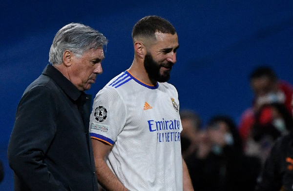 Mshambuliaji wa Madrid Karim Benzema na Kocha wake Carlo Ancelotti