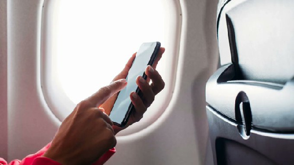 Kwanini watu huweka 'airplane mode' wakiwa ndani ya ndege?