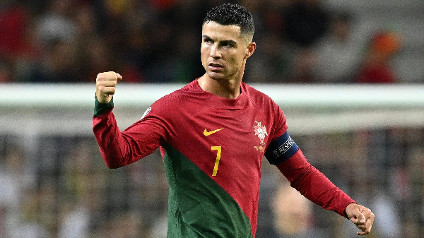 Ronaldo anyang'anywa jezi