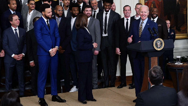 Wachezaji wa Golden State Warriors wakiwa na Rais Biden