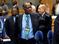 Infantino amlilia Issa Hayatou