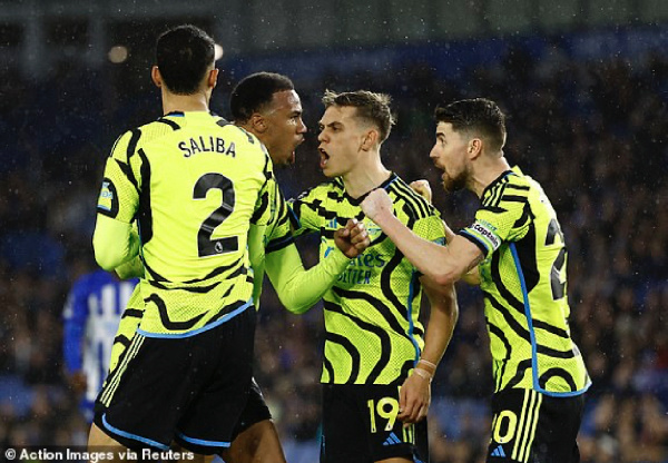 Wachezaji wa Arsenal wakishangilia ushindi dhidi ya Brighton