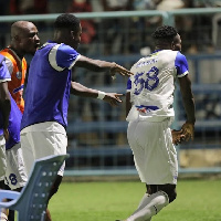 Wachezaji wa akiba wa Azam Fc, wakifatilia zoezi la upigaji penati