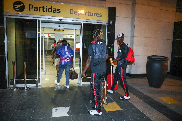 Msafara wa Simba SC wakiwa Uwanja wa Ndege, Luanda nchini Angola