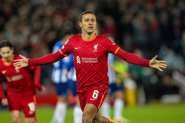 Kiungo wa Liverpool, Thiago Alcantara akishangilia goli lake dhidi ya Porto