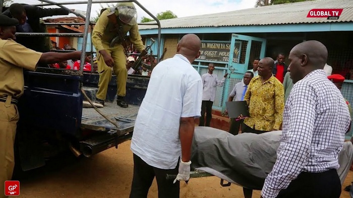 Auawa Baada ya Kumfumania Mama Yake Mzazi na Mwanaume Mwingine