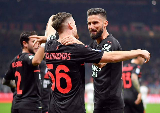 Wachezaji wa Milan wakimpongeza Giroud