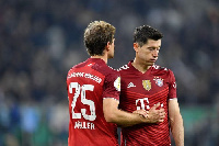 Kiungo mshambuliaji wa Bayern, Thomas Muller akimfariji Lewandowski