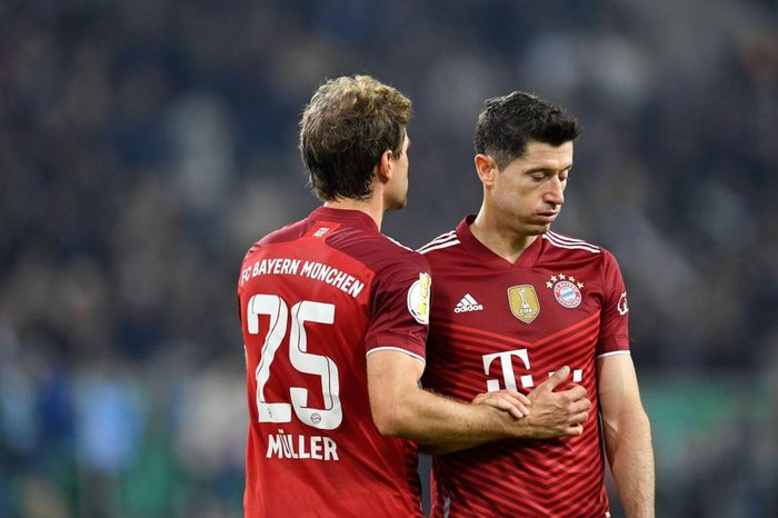 Kiungo mshambuliaji wa Bayern, Thomas Muller akimfariji Lewandowski