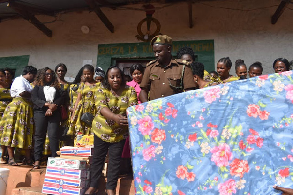 Afisa Utumishi wa wilaya akiongoza wanawake kutoa zawadi kwa wafungwa