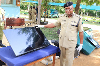 Kaimu Kamanda wa Polisi Mkoa wa Shinyanga, ACP Leornad Nyandahu akionesha mali zilizokamatwa