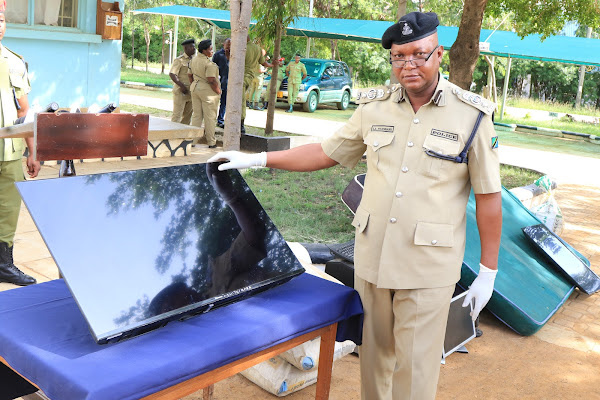 Kaimu Kamanda wa Polisi Mkoa wa Shinyanga, ACP Leornad Nyandahu akionesha mali zilizokamatwa