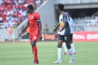 Nahodha wa Simba, John Bocco akidhibitiwa na mchezaji wa TP Mazembe