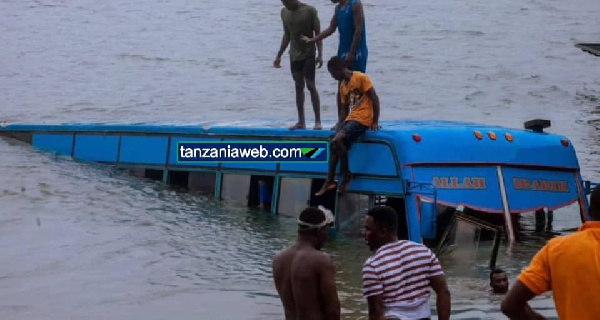 Basi ya MOA latumbukia baharini Tanga