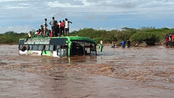 Ajali: Mafuriko yasomba basi, 51 wanusurika kifo