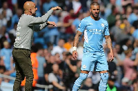 Pep Guardiola akimpa maelekezo mlinzi wake Kyle Walker