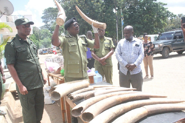 Kamanda Musilim akionyesha meno yaliyodakwa