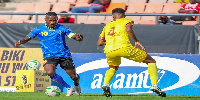 Nahodha wa Taifa Stars, Mbwana Samatta akimtoka mchezaji wa Benin