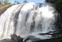 Afa maji akijipiga selfie kwenye maporomoko