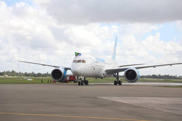 Wananchi wajitokeza kwa wingi kuipokea Dreamliner Dar