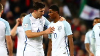 Harry Maguire akitoa maelekezo kwa Marcus Rashford