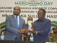 Masauni akimkabidhi Tuzo Muanzilishi wa Maridhiano Day, Mizengo Pinda