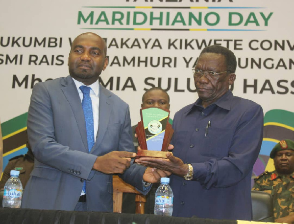 Masauni akimkabidhi Tuzo Muanzilishi wa Maridhiano Day, Mizengo Pinda