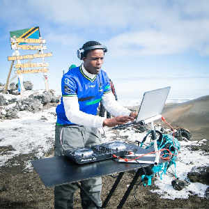 DJ Wa Tanzania Acheza Mziki Juu Ya Mlima Kilimanjaro