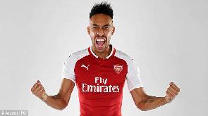 2335 48C25E0800000578 5334063 Pierr Emerick Aubameyang Poses In Arsenal S Home Kit After Compl A 11 