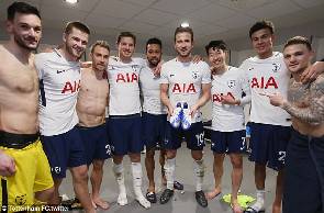 2671 48E2705E00000578 5350777 Kane Poses For Pictures With His Tottenham Team Mates After Resc A 10 