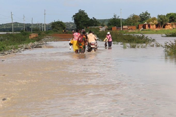 Mvua zamsomba dereva wa bodaboda, abiria wake