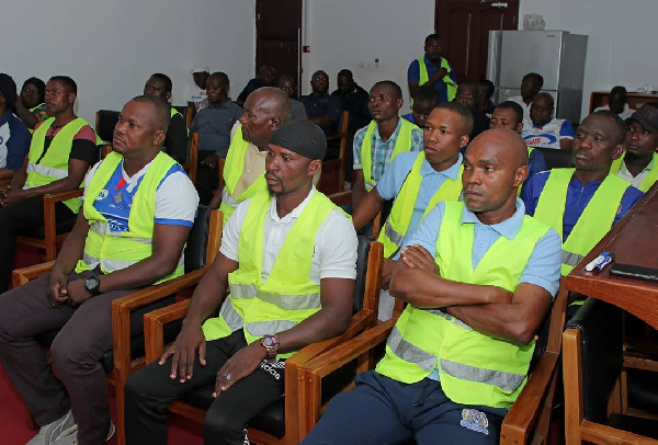 Askari wasimamizi wa uwanja kwenye mechi (stewards)