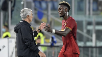 Tammy Abraham akiwa na kocha wake Jose Mourinho