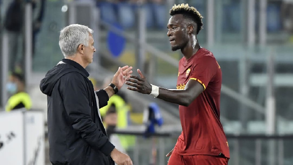 Tammy Abraham akiwa na kocha wake Jose Mourinho