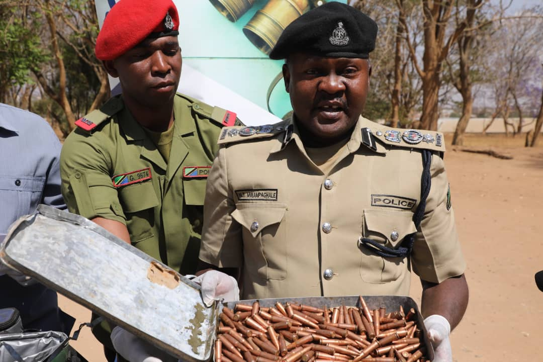 Watatu Wakamatwa na Shehena ya Risasi, Silaha za Kivita