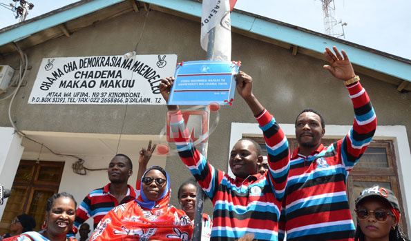 Vijana Chadema wamchukulia Mbowe fomu agombee uenyekiti