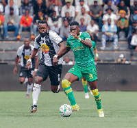 Kennedy Musonda akimtoka mchezaji wa TP Mazembe