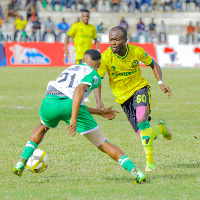 Saido Ntibazonkiza akimtoka mchezaji wa Prisons